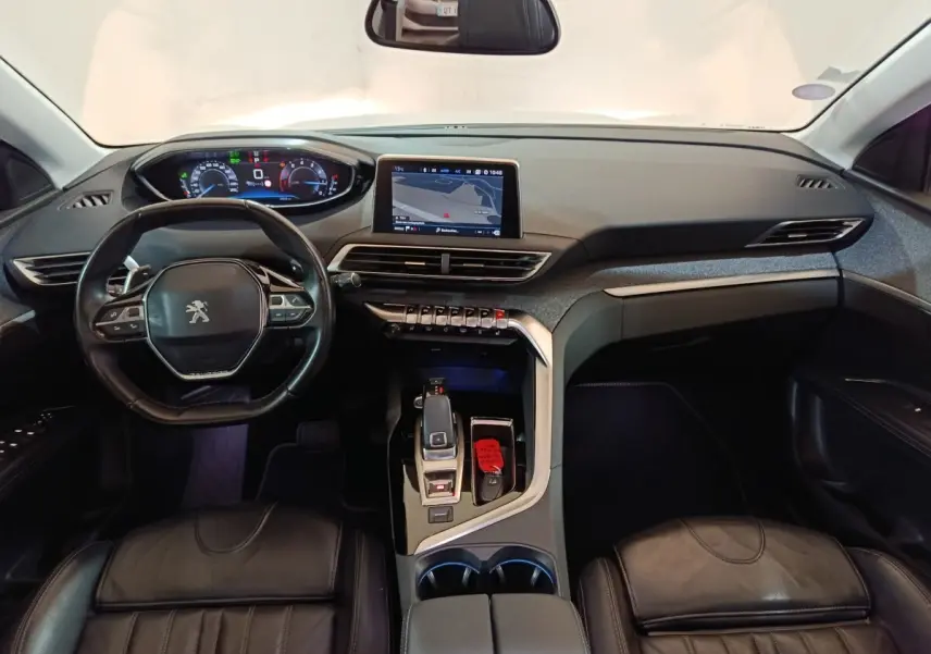Vue intérieure avant du Peugeot 3008 blanc de 2019, avec tableau de bord numérique et écran tactile central.