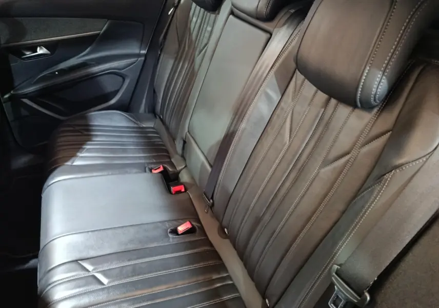 Vue intérieure côté droit des sièges arrière en cuir noir du Peugeot 3008 Puretech 130 S&S EAT8 Allure 2019.