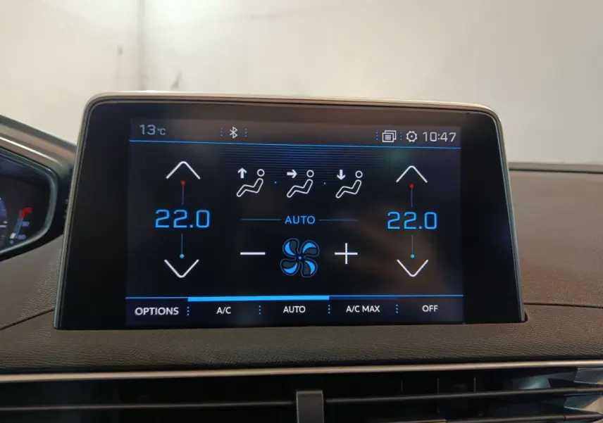 Écran tactile central affichant la climatisation bi-zone à 22°C dans le tableau de bord du Peugeot 3008 blanc.