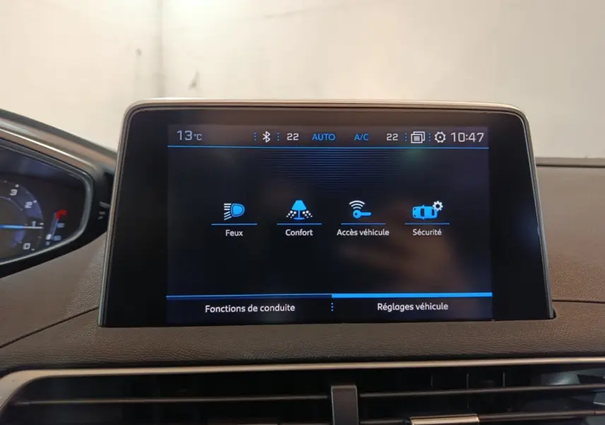Écran tactile central affichant les réglages du véhicule dans l'habitacle d'un Peugeot 3008 blanc, vue de face.