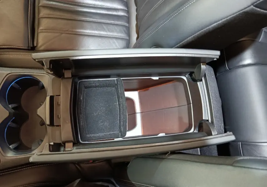 Vue plongeante sur le rangement central ouvert et les sièges en cuir noir du Peugeot 3008 Puretech 130 Allure 2019.