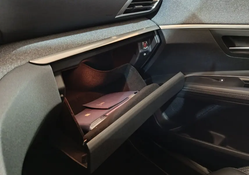 Gant de boîte à gants ouvert côté passager avec documents, intérieur noir et gris du Peugeot 3008 blanc 2019.