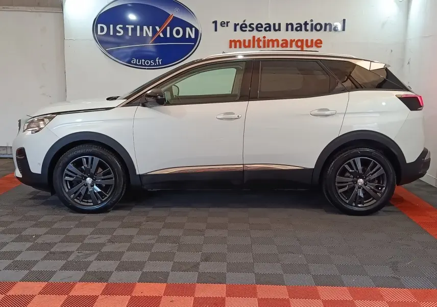 Profil droit d’un Peugeot 3008 blanc de 2019 en version Puretech Allure, avec jantes noires et toit noir contrastant.