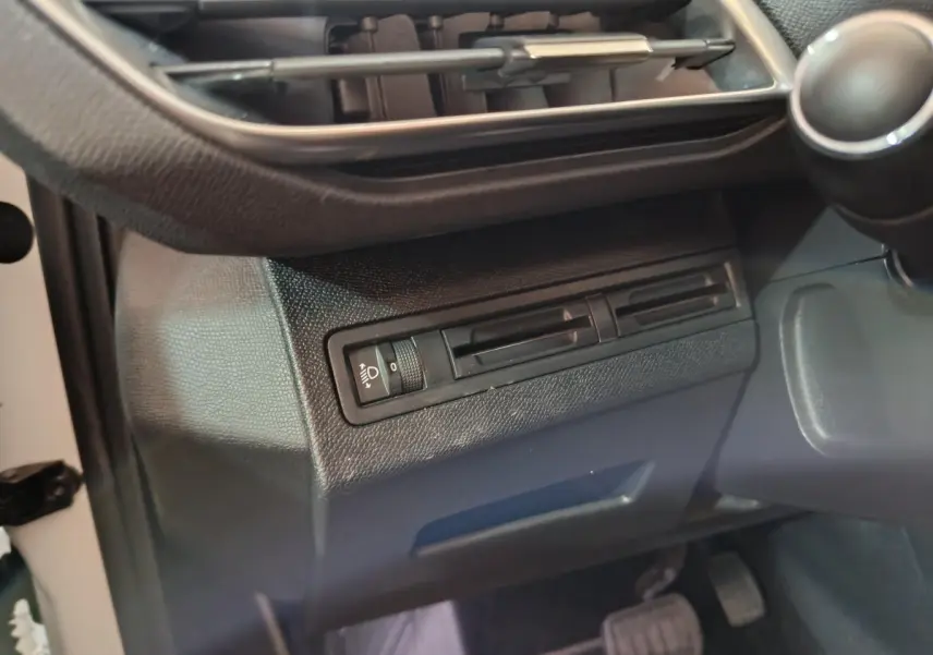 Détail de la console côté gauche avec commandes d’éclairage et aérateurs dans un Peugeot 3008 blanc 2019.