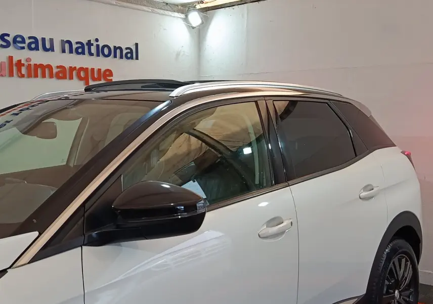 Vue latérale droite d’un Peugeot 3008 blanc avec rétroviseur noir et toit ouvrant panoramique visible.