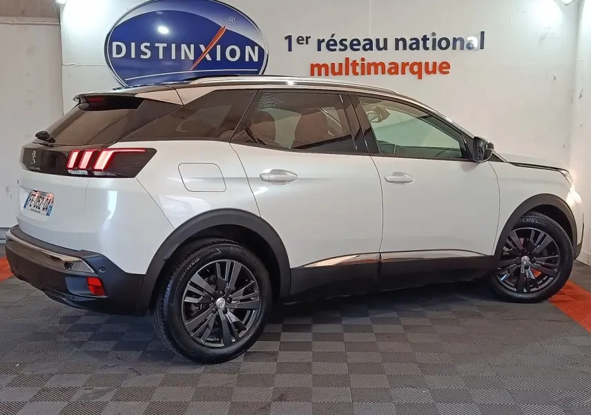Vue de profil côté droit du Peugeot 3008 blanc, avec toit noir et feux arrière à LED distinctifs.