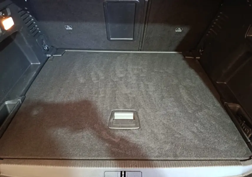 Vue intérieure du coffre noir du Peugeot 3008 Puretech 130 S&S EAT8 Allure, montrant le plancher plat et la trappe centrale.