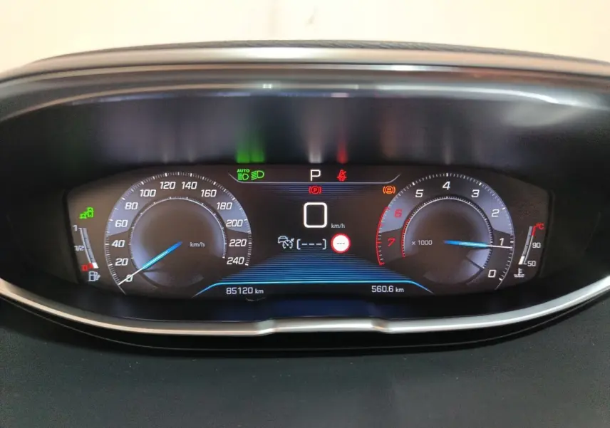 Vue rapprochée du tableau de bord numérique du Peugeot 3008 blanc, affichant vitesse, compte-tours et témoins lumineux.