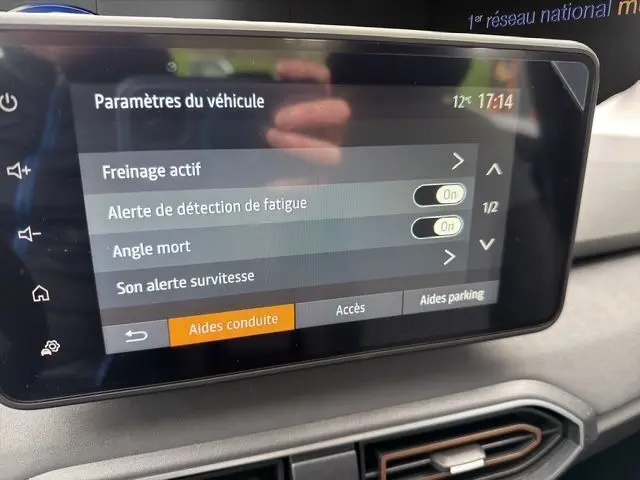Écran tactile intérieur du Dacia Sandero Stepway 2025 affichant les paramètres d’aides à la conduite.