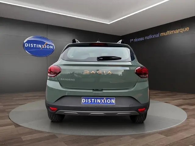 Vue arrière d'une Dacia Sandero Stepway 2025 en kaki lichen, avec logo et feux arrière distinctifs visibles.