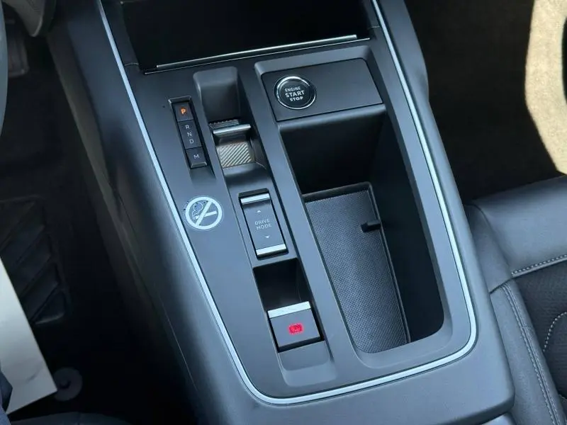 Vue rapprochée de la console centrale grise acier du Citroën C5 Aircross 2024 avec bouton start/stop et commande boîte auto.
