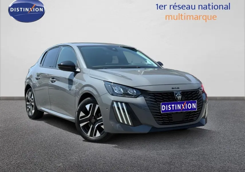 Peugeot 208 gris Artense vue 3/4 avant avec calandre noire et feux LED verticaux distinctifs.