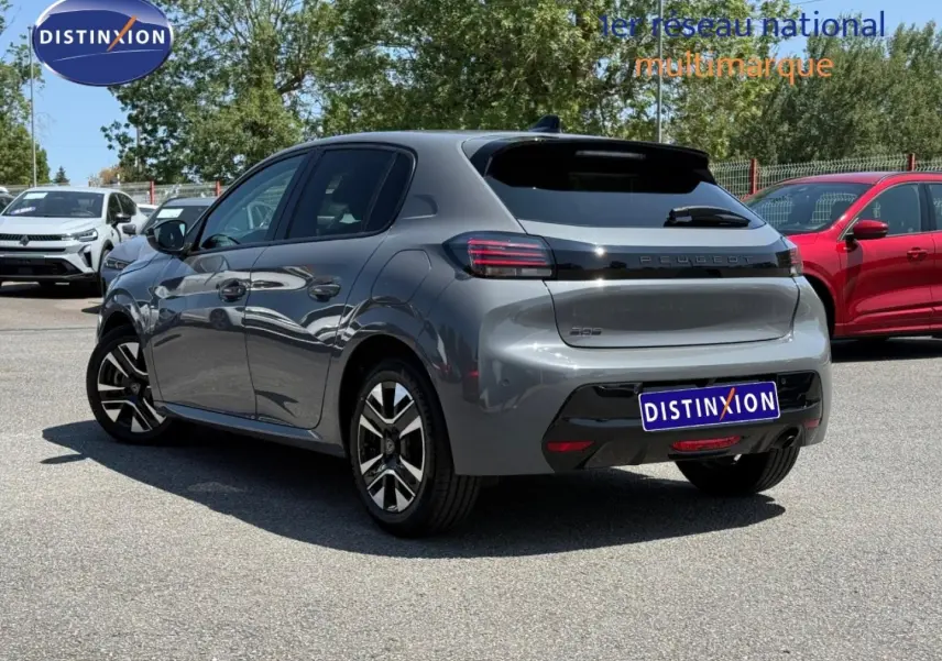 Peugeot 208 gris Artense vue 3/4 arrière droit, avec feux arrière LED et jantes alliage distinctives.
