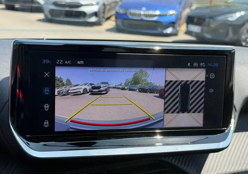 Écran tactile intérieur de la Peugeot 208 1.2 100ch Allure montrant la caméra de recul avec vue arrière et capteurs.