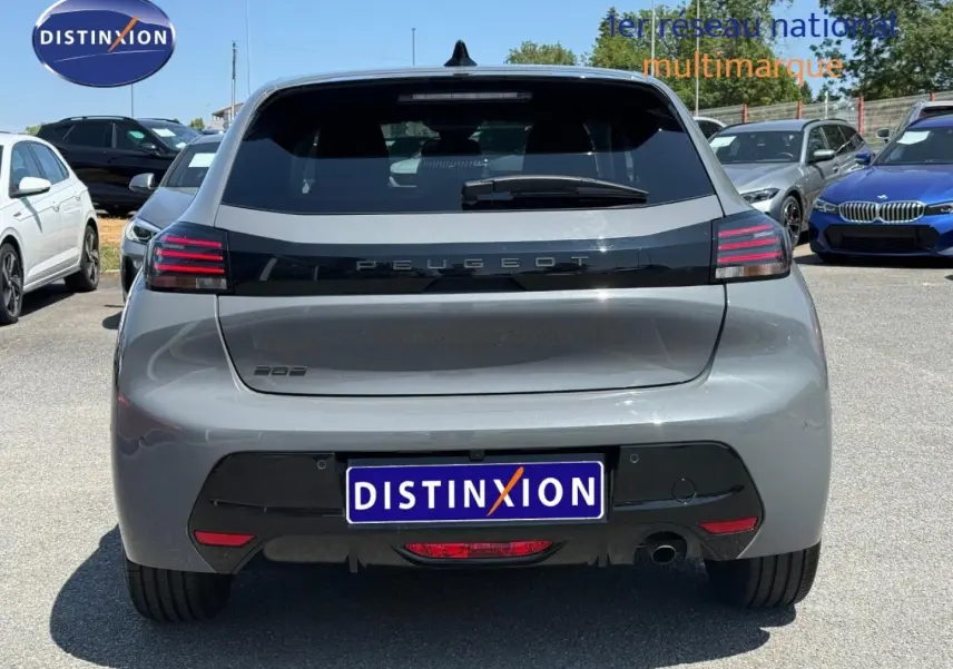 Vue arrière d'une Peugeot 208 1.2 100ch S&S Allure gris Artense avec feux arrière LED et lunette teintée.