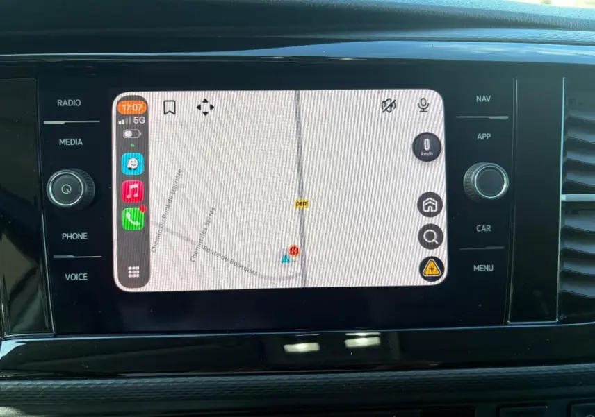 Écran tactile GPS allumé au centre du tableau de bord du Volkswagen Transporter blanc, version Business Life Plus.