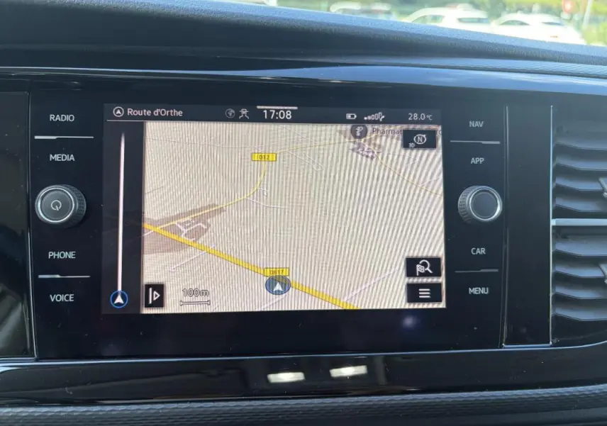 Écran tactile GPS du tableau de bord du Volkswagen Transporter blanc, affichant une carte de navigation.