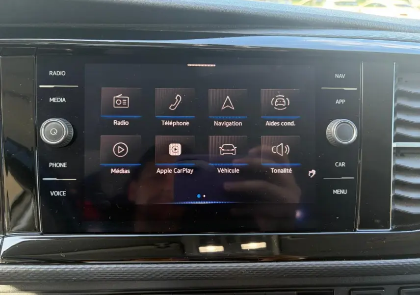 Écran tactile central du Volkswagen Transporter 2020 affichant les options radio, téléphone, navigation et Apple CarPlay.