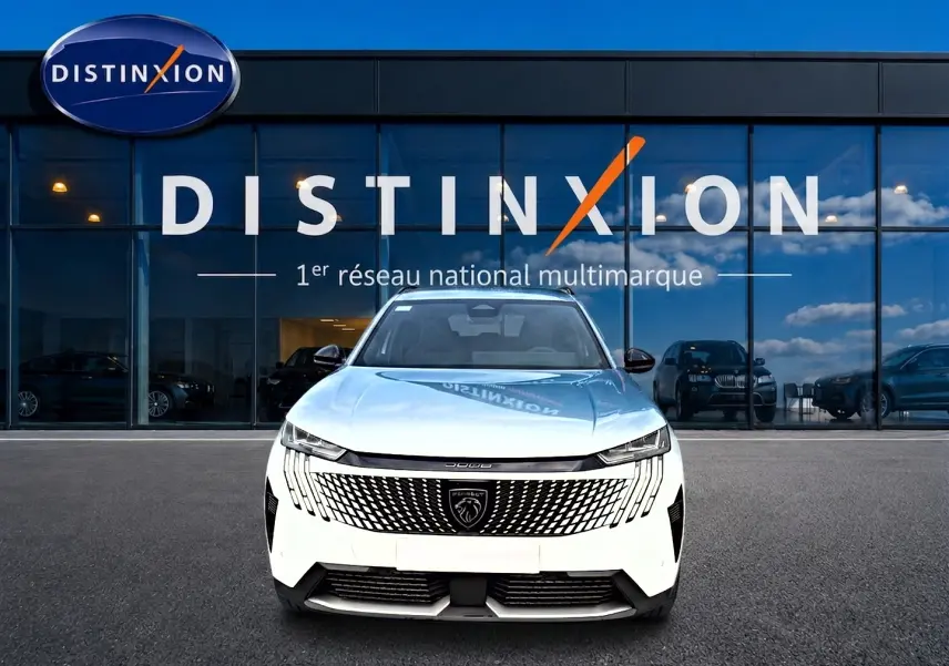Vue frontale d'un Peugeot 5008 Hybrid 145 allure e-dcs6 blanc, avec calandre distinctive et logo lion visible.