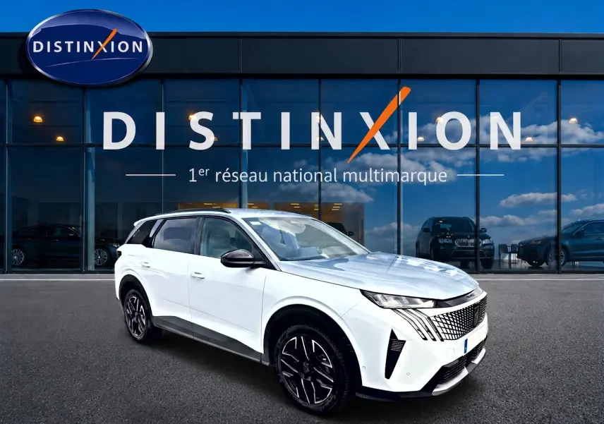 Peugeot 5008 Hybrid 145 allure e-dcs6 blanc en 3/4 avant droit, avec calandre distinctive et jantes alu noires.