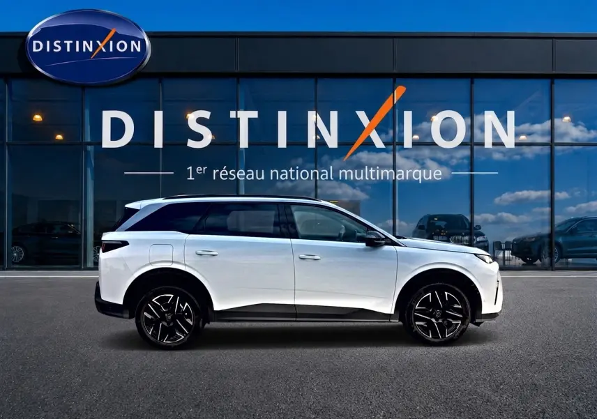 Peugeot 5008 Hybrid blanc en profil droit, avec jantes alliage noires et vitres arrière surteintées.