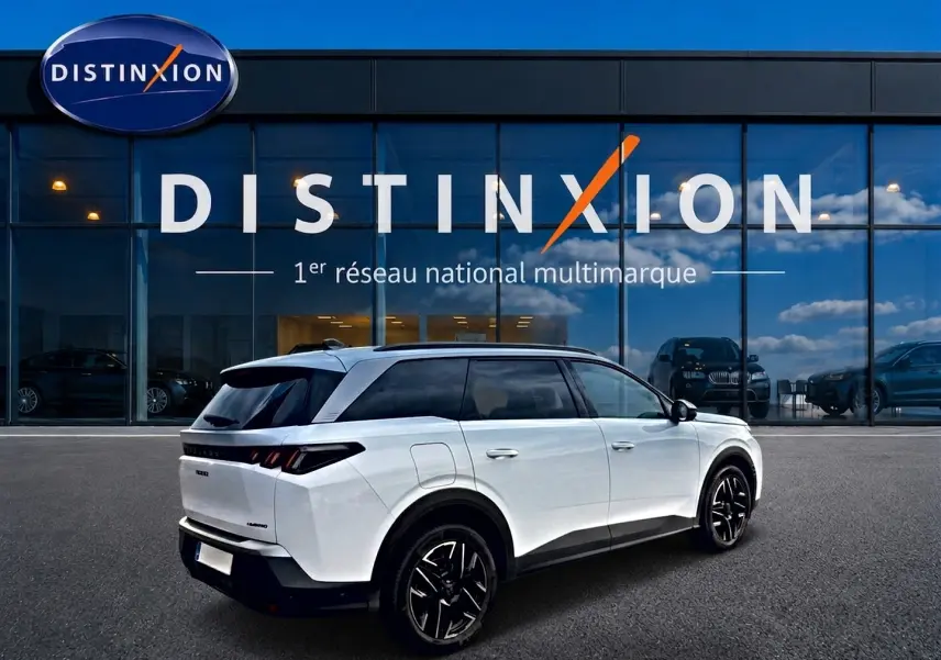 Peugeot 5008 Hybrid blanc en 3/4 arrière droit, avec jantes alu noires et toit noir contrasté.