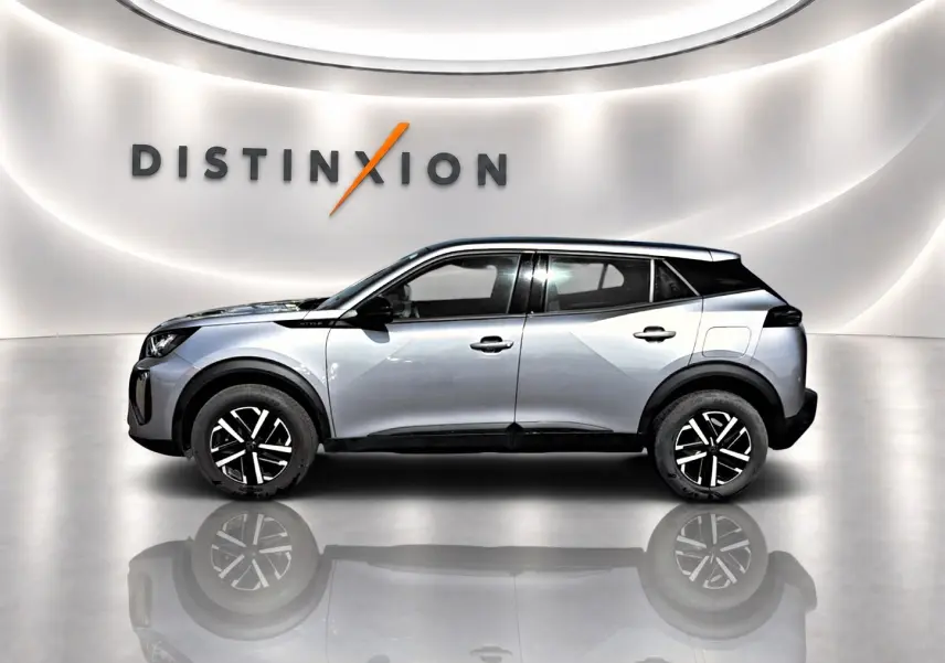 Peugeot 2008 gris en profil droit dans un studio avec jantes noires et toit noir contrastant.