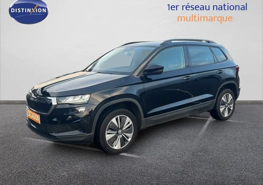 Vue 3/4 avant droite d'un Skoda Karoq noir Magic Metal avec jantes biton et toit ouvrant visible.