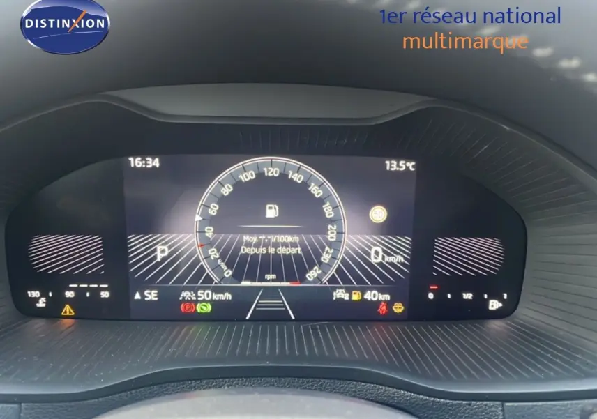 Tableau de bord numérique du Skoda Karoq 2023 affichant la vitesse, température et jauges, vue de face rapprochée.