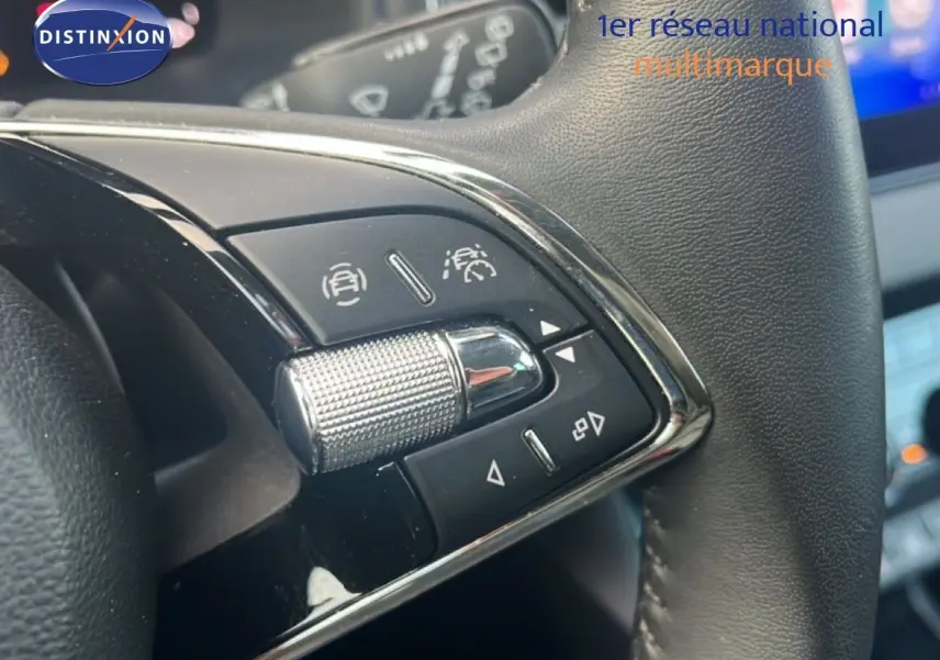 Gros plan sur les commandes multifonctions du volant en cuir noir du Skoda Karoq 2023 finition Business.