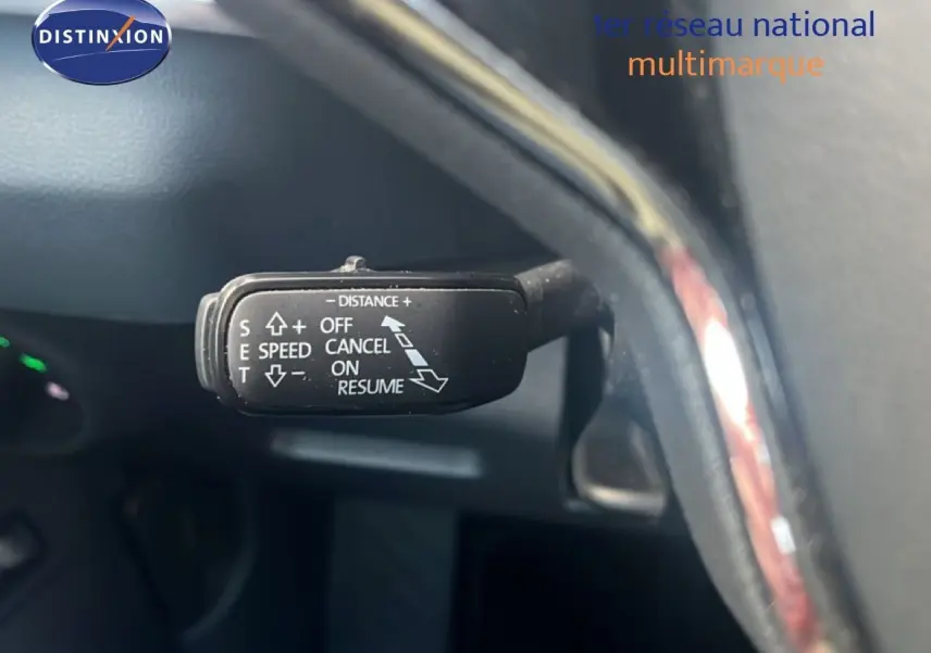 Le levier de commande du régulateur de vitesse sur un Skoda Karoq 2023 noir, vue intérieure rapprochée côté conducteur.