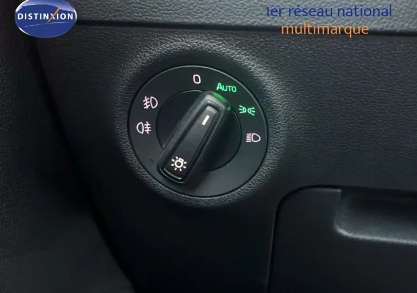 Gros plan sur la molette de commande des phares du Skoda Karoq noir Magic Metal, avec fonction automatique activée.