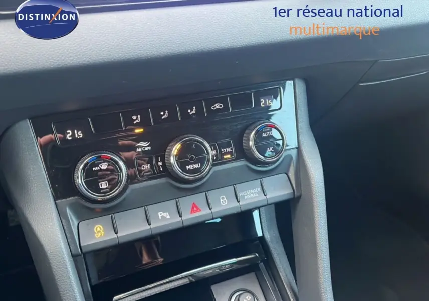 Détail de la console centrale avec commandes de climatisation et boutons multifonctions du Skoda Karoq noir Magic Metal 2023.