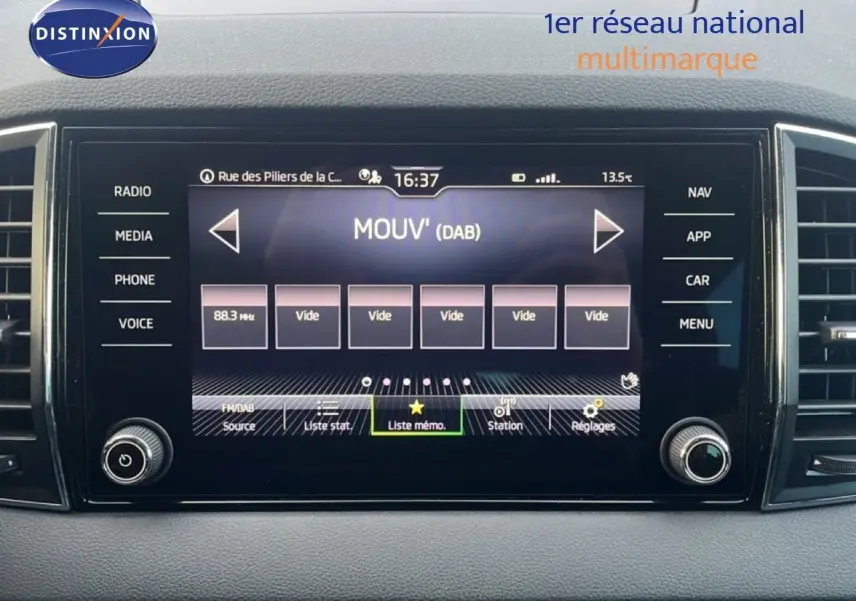 Écran tactile central du Skoda Karoq 2023 affichant la radio DAB avec commandes multimédia autour.