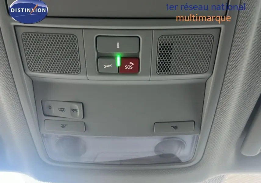 Panneau de commande de toit ouvrant avec boutons SOS et éclairage intérieur dans un Skoda Karoq noir Magic Metal 2023.