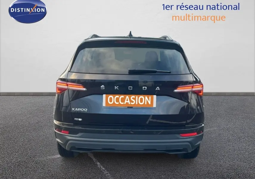 Vue arrière d'un Skoda Karoq noir Magic Metal 2023 avec feux LED et plaque "OCCASION" visible.