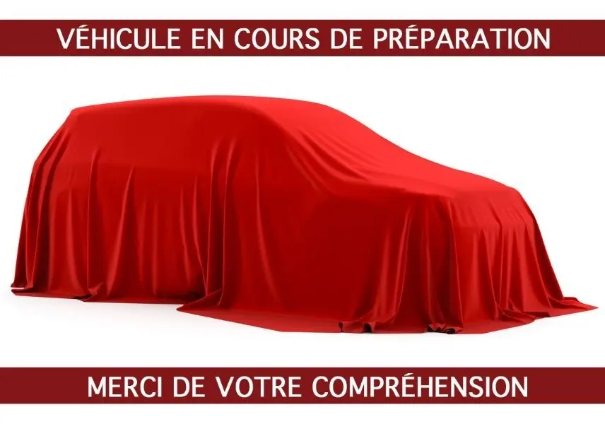 Voiture FIAT 500 Hybrid 2022 gris foncé cachée sous une housse rouge, vue de profil côté gauche.