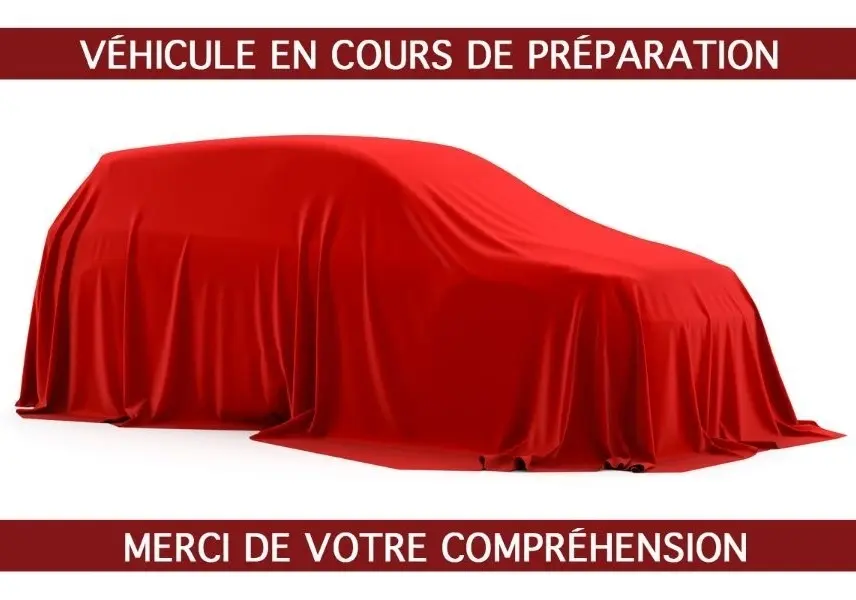 Voiture FIAT 500 Hybrid 2022 gris foncé cachée sous une housse rouge, vue de profil côté gauche.