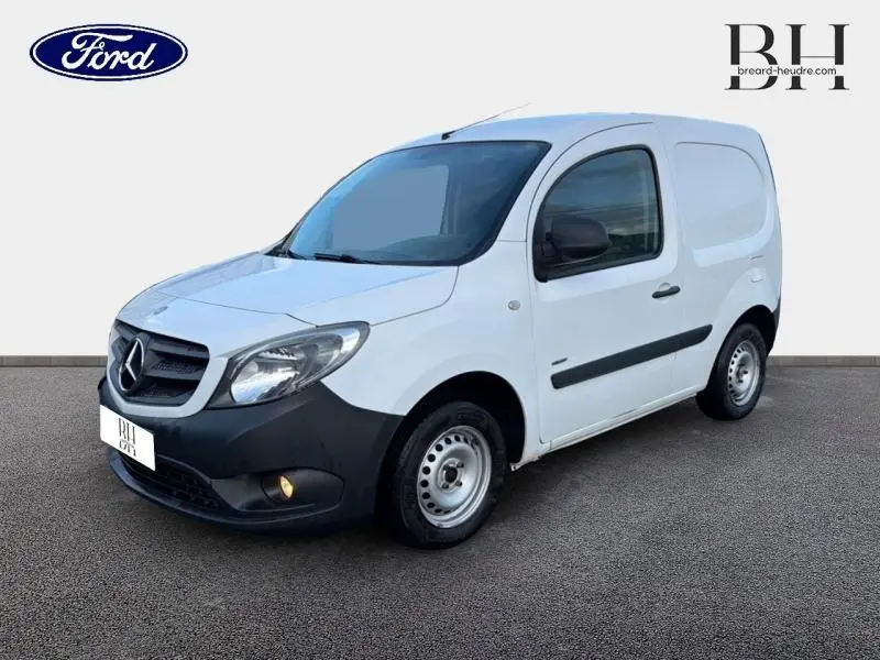 Fourgon Mercedes Citan 108 CDI Compact blanc vu en 3/4 avant droit avec pare-chocs noir et double portes arrière.