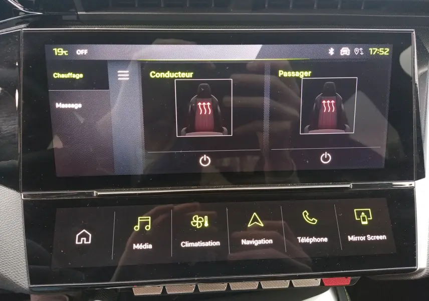 Écran tactile intérieur de la Peugeot 408 Hybrid 2024 montrant le réglage du chauffage des sièges conducteur et passager.