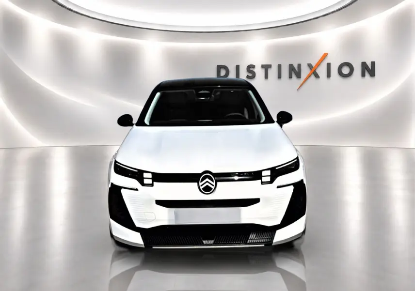 Vue de face du Citroën C5 Aircross 2026 blanc avec toit noir, calandre et phares LED distinctifs.