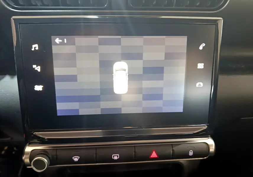 Écran tactile central affichant la vue de dessus du Citroën C3 Aircross blanc, tableau de bord intérieur.