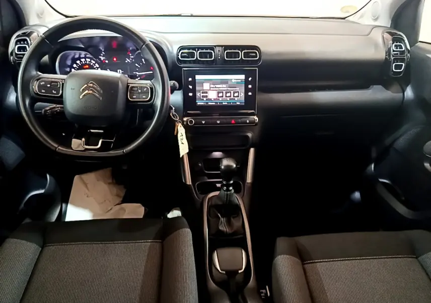 Intérieur noir du Citroën C3 Aircross 2019, vue frontale sur tableau de bord et volant multifonctions avec boîte manuelle.