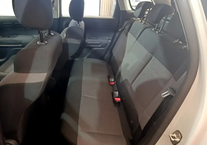 Banquette arrière vue côté droit d'un Citroën C3 Aircross blanc, sièges tissu gris foncé avec appuie-têtes.