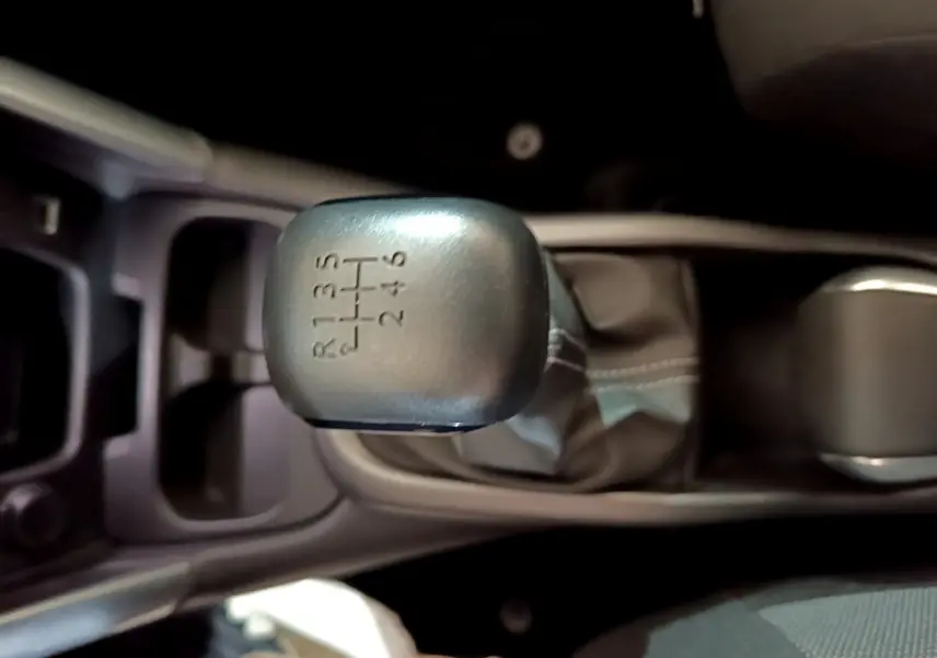 Le levier de vitesse manuel gris de la Citroën C3 Aircross 2019 vu de dessus, avec coutures visibles.