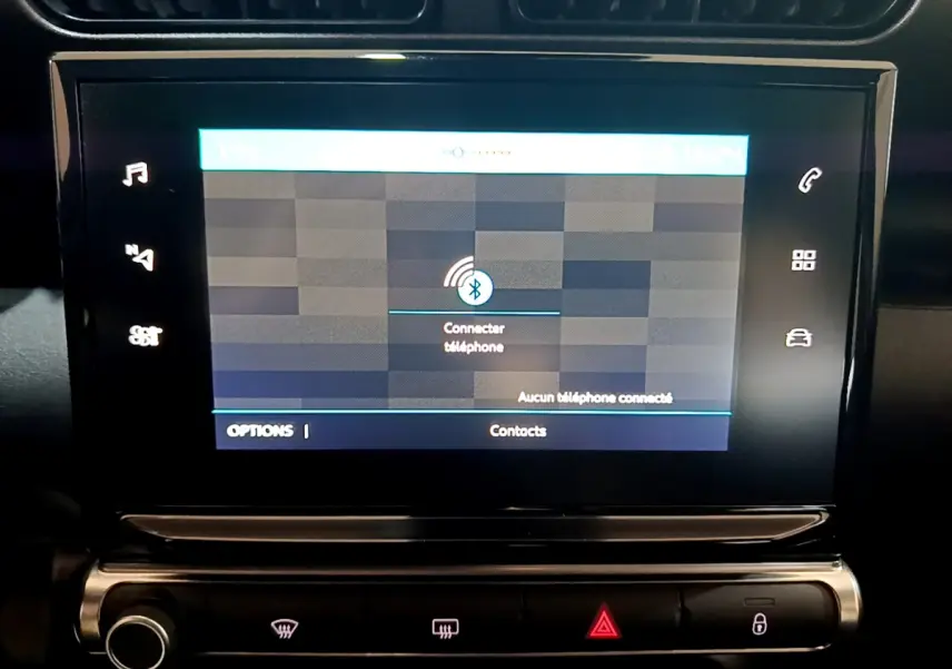 Écran tactile central affichant la connexion Bluetooth dans l'habitacle du Citroën C3 Aircross blanc de 2019.
