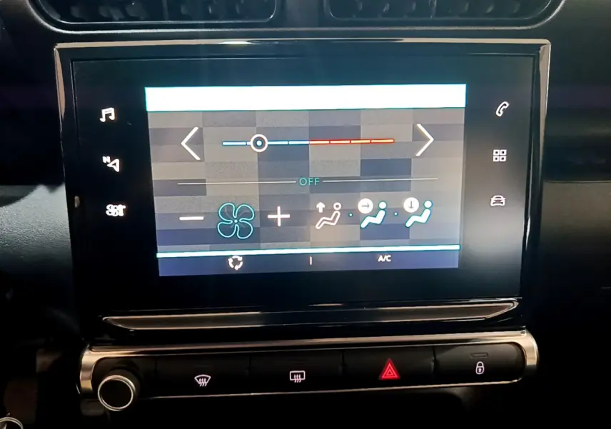 Écran tactile central du tableau de bord d'une Citroën C3 Aircross 2019, affichant les réglages de climatisation.