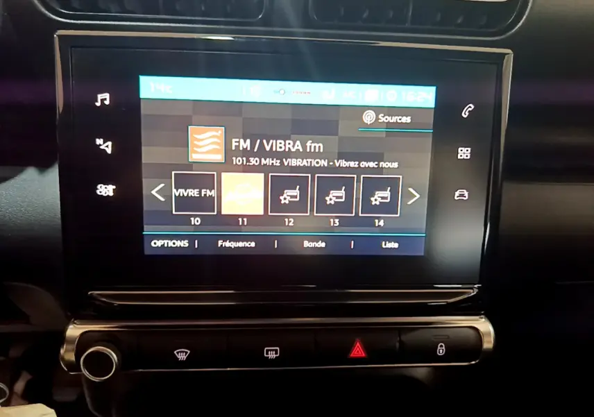 Écran tactile central affichant la radio FM dans l'habitacle du Citroën C3 Aircross blanc, version Feel Business.