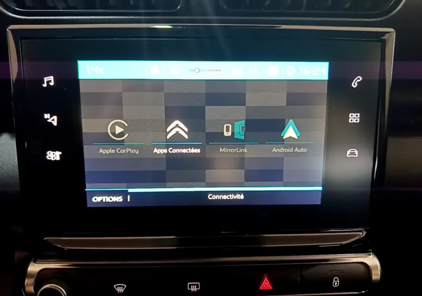 Écran tactile central affichant les options Apple CarPlay et Android Auto dans une Citroën C3 Aircross blanche.