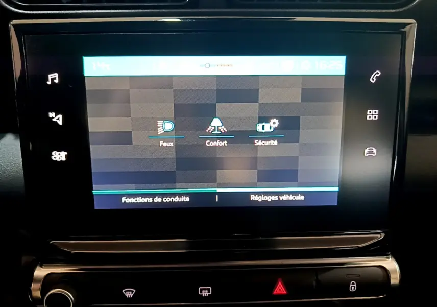 Écran tactile central du tableau de bord de la Citroën C3 Aircross 2019 affichant les réglages Feux, Confort et Sécurité.